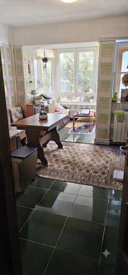 Apartament cu 3 camere semidecomandat în Calea Moroieni