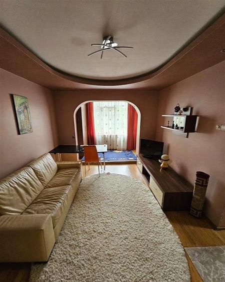 Apartament cu 3 camere semidecomandat, mobilat în Podu Roș