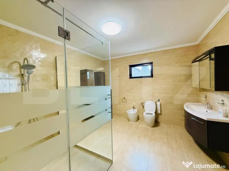Casă cu 7 camere cu Teren 959 Mp în Central