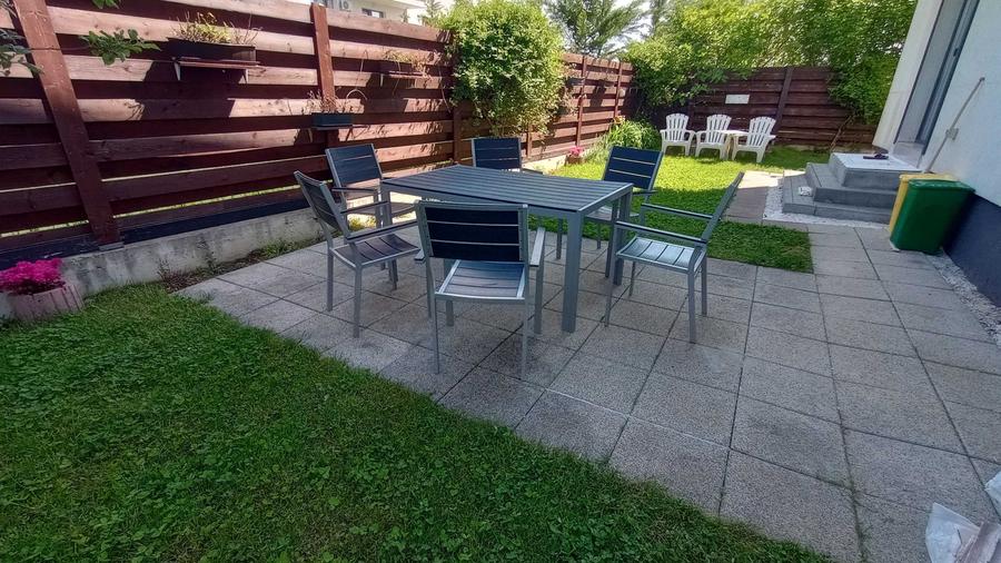 Apartament cu 3 camere decomandat în Europa