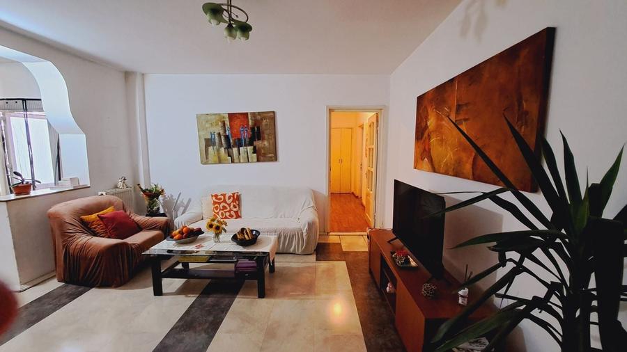 Apartament cu 3 camere semidecomandat, mobilat în 1 Mai