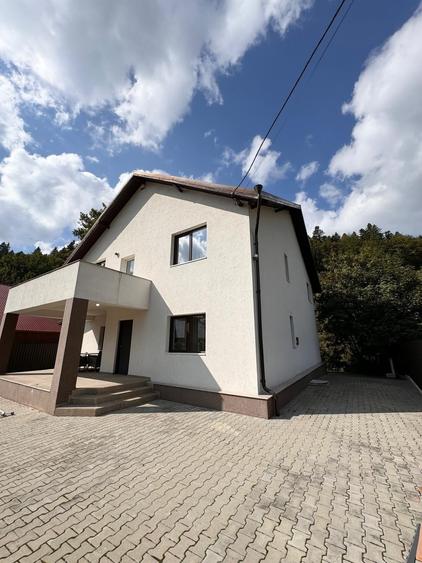 Casă individuală cu 7 camere cu Canalizare în Cheia
