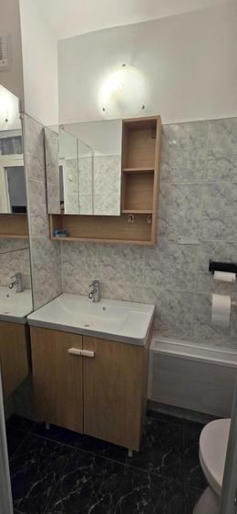 Apartament cu 3 camere semidecomandat în Obor