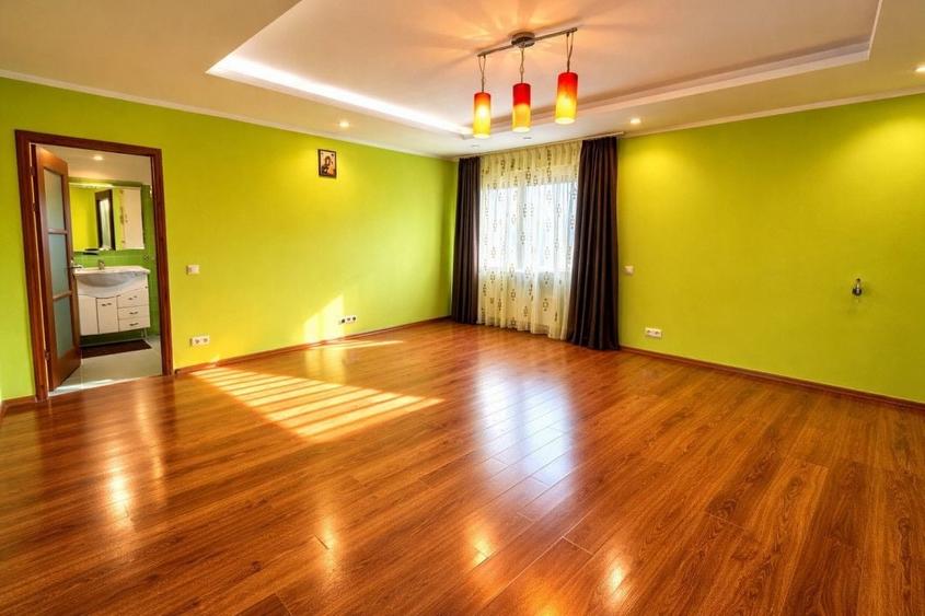 Casă individuală cu 8 camere cu Canalizare în Central
