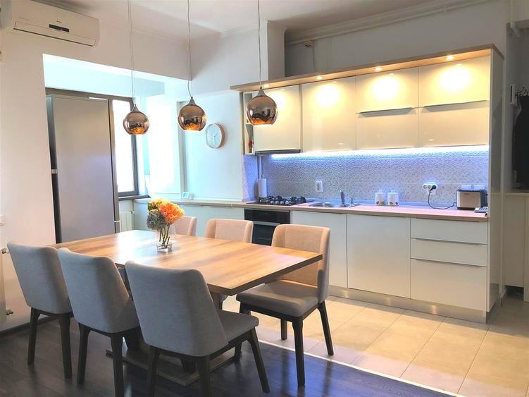 Apartament cu 3 camere semidecomandat, mobilat în Băneasa