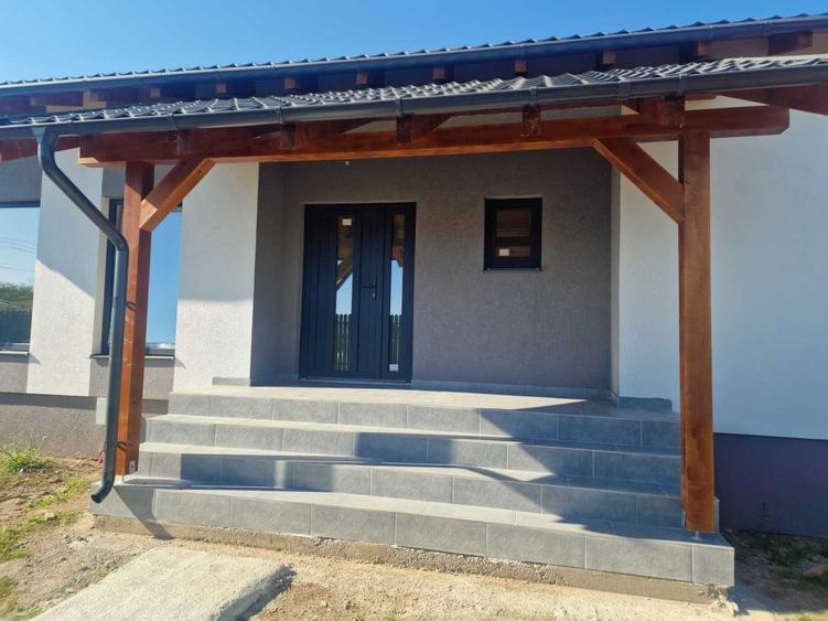 Casă cu 4 camere în Tărlungeni