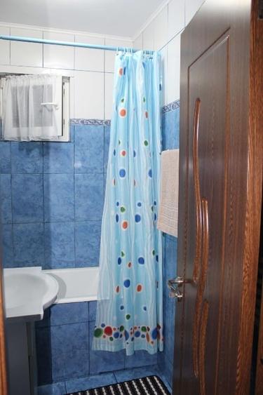 Apartament cu 3 camere decomandat, mobilat în Central