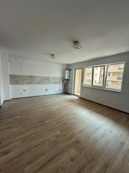 Apartament cu 5 camere semidecomandat în Central