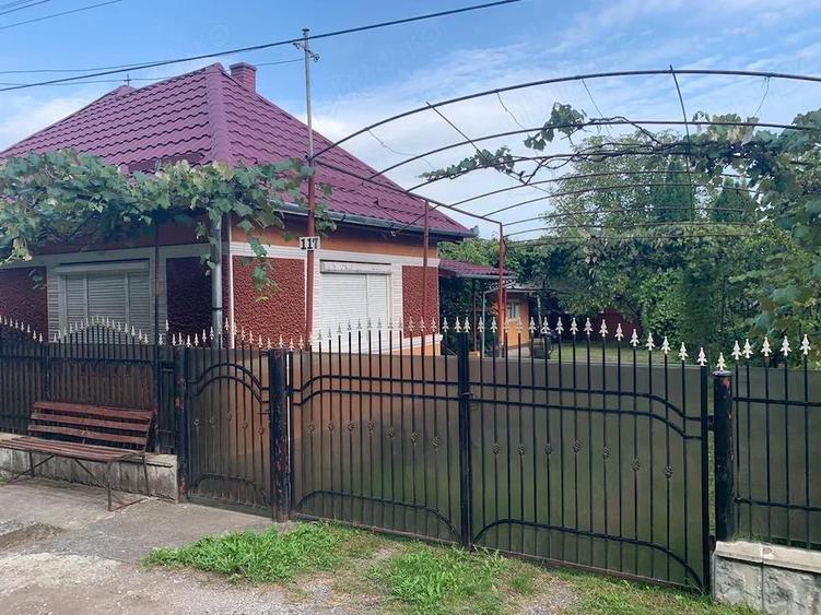 Casa spa?ioasa cu 35 ari teren Solovastru (ie?ire spre Reghin Baile Sarate de la Jabeni?a) - 2