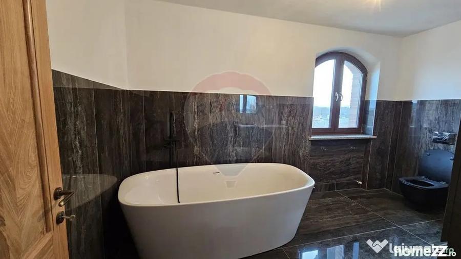 Casă cu 5 camere cu Teren 840 Mp în Șcheia