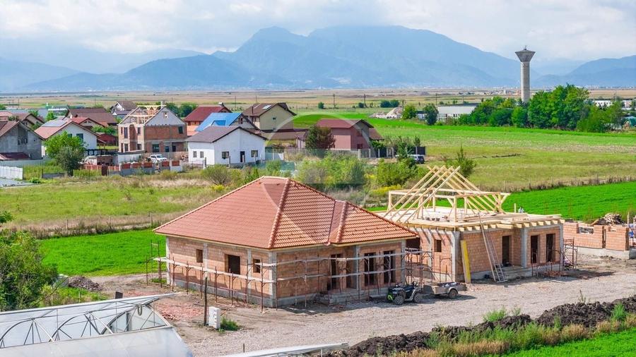 Casă individuală cu 4 camere cu Teren 450 Mp în Est