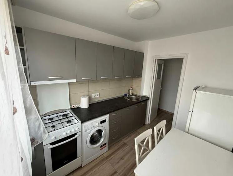 Apartament cu 3 camere semidecomandat, mobilat în Ștefan cel Mare