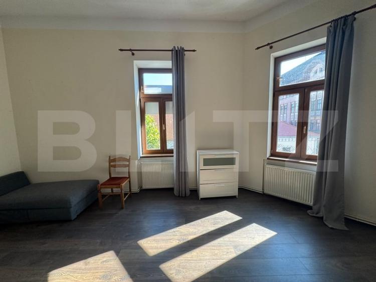 Apartament cu 4 camere decomandat, mobilat în Central