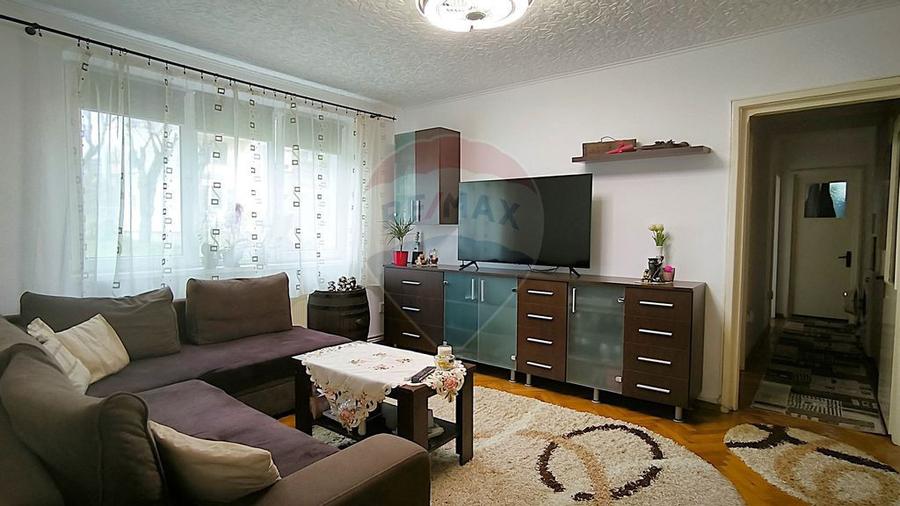 Apartament cu 4 camere semidecomandat în Central