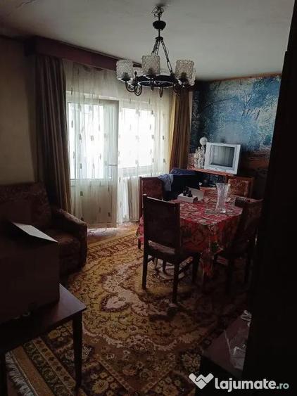Apartament cu 4 camere decomandat în Sud