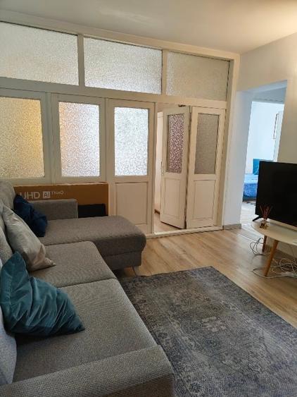 Apartament cu 3 camere semidecomandat, mobilat în Faleza Nord