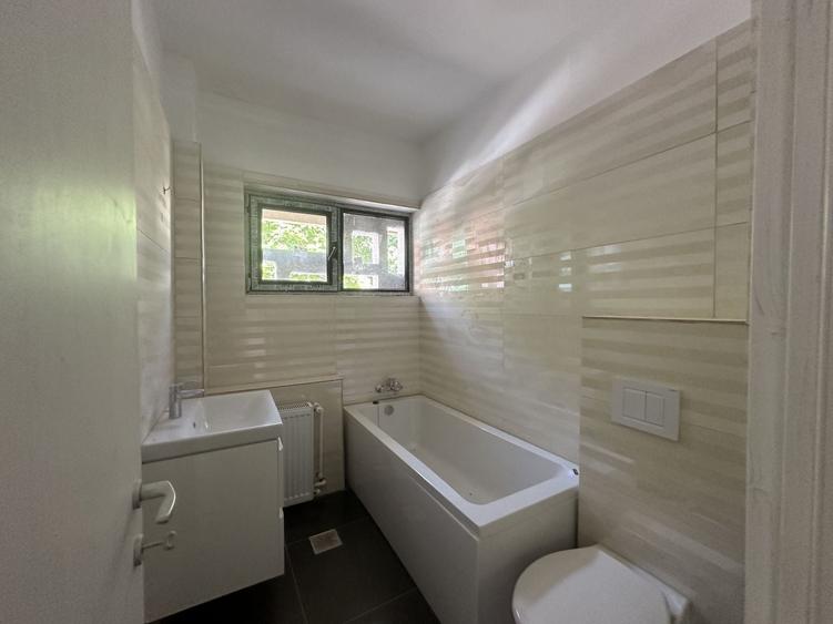 Casă individuală cu 8 camere cu Canalizare în Primăverii