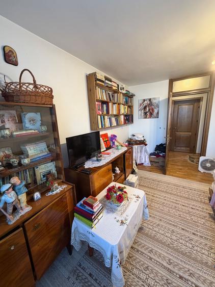 Apartament cu 6 camere decomandat în Tătărași