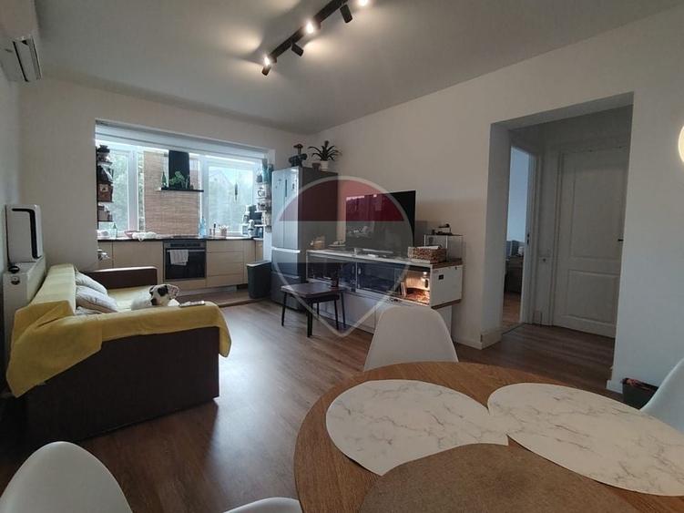 Apartament cu 3 camere decomandat, mobilat în Săsar