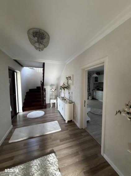 Casă cu 5 camere cu Teren 2400 Mp în Central