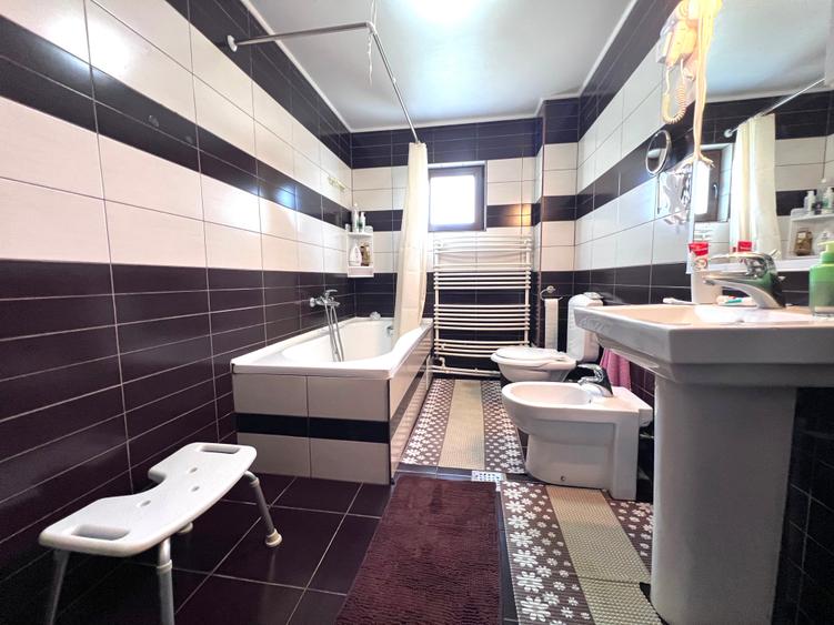 Casă cu 8 camere cu Teren 400 Mp în Central