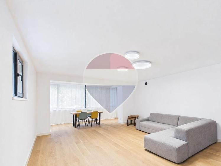 Apartament cu 4 camere decomandat, mobilat în Casin