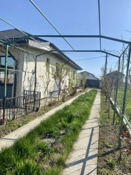 Casă cu 6 camere cu Teren 201 Mp în 1 Decembrie