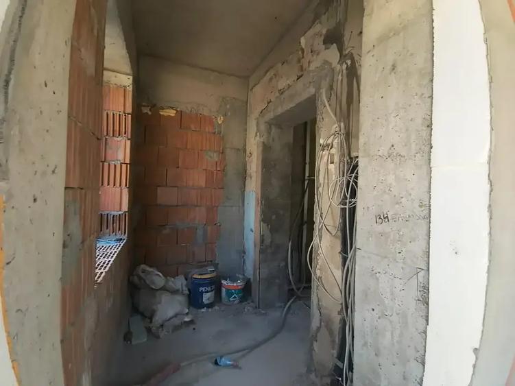 Casă individuală cu 4 camere cu Canalizare în Romană