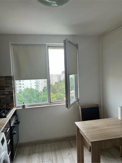 Apartament cu 3 camere semidecomandat în Colentina