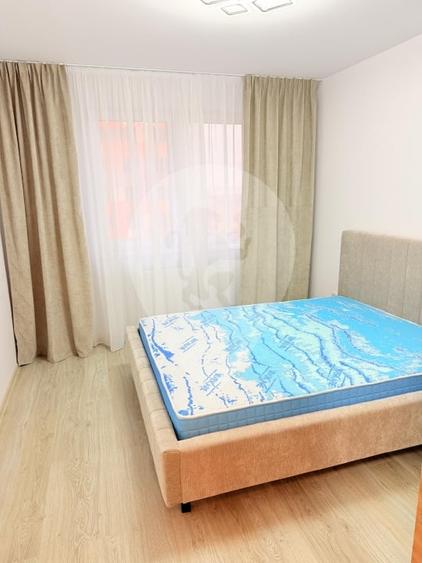 Apartament cu 3 camere decomandat în Tractorul