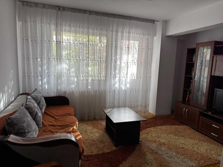 Apartament cu 2 camere decomandat, mobilat în Central