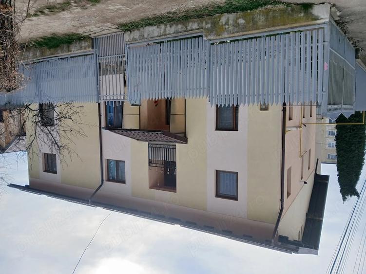 Casă cu 8 camere cu Teren 240 Mp în Central