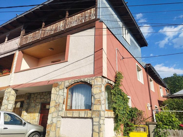 Casă cu 4 camere decomandat în Central
