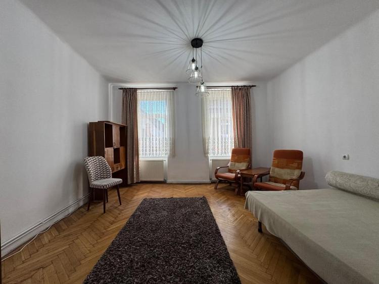 Apartament cu 3 camere semidecomandat, mobilat în Central