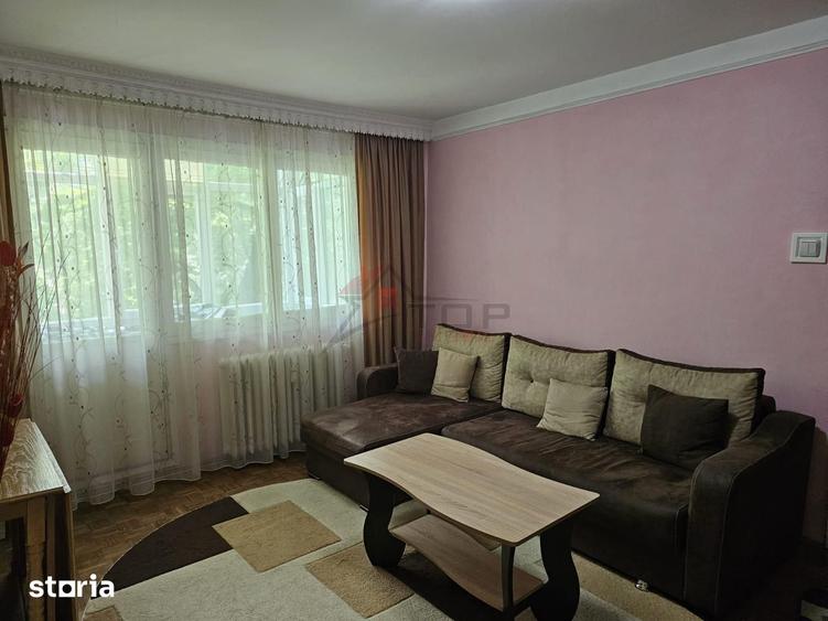 Apartament cu 3 camere semidecomandat în Podu Roș