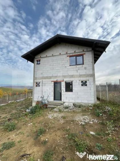 Casă cu 4 camere cu Teren 3000 Mp în Uriu