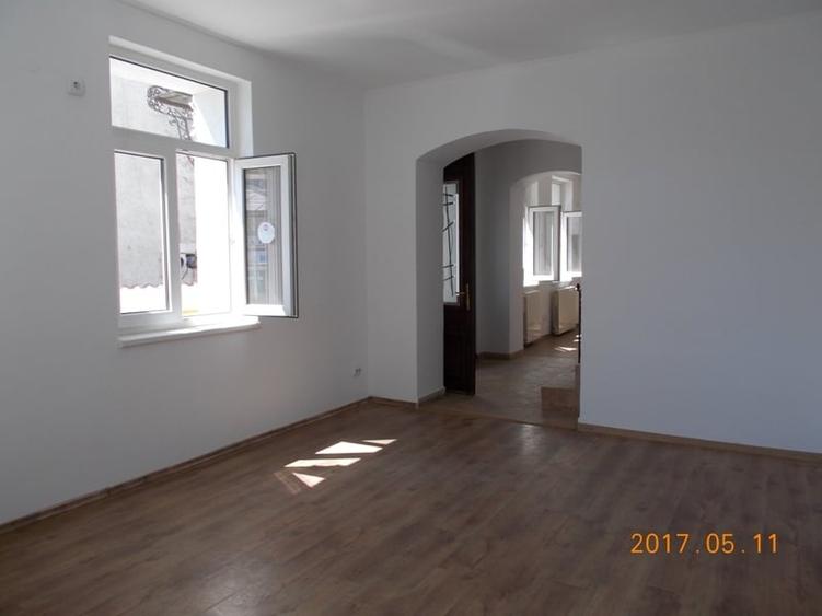 Casă individuală cu 7 camere cu Canalizare în Calea Călărașilor