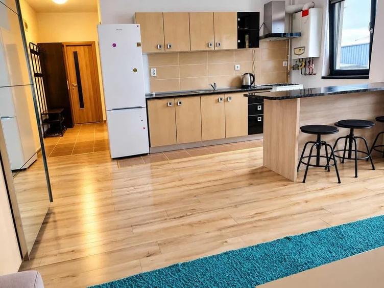 Apartament cu 2 camere semidecomandat, mobilat în Florești
