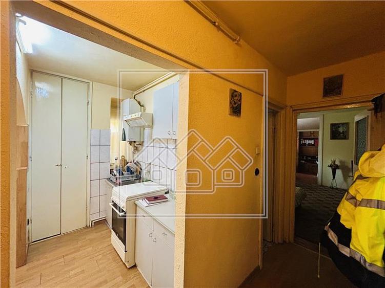 Apartament cu 3 camere semidecomandat în Cedonia