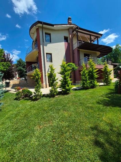 Casă individuală cu 7 camere cu Canalizare în Bucium