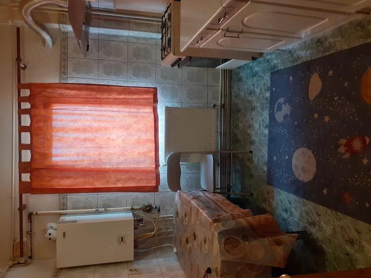 Apartament cu 3 camere semidecomandat în Republicii