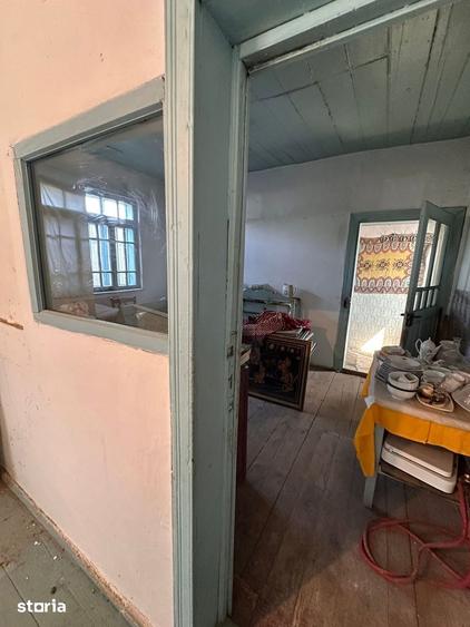 Casă cu 2 camere cu Teren 2700 Mp în Central