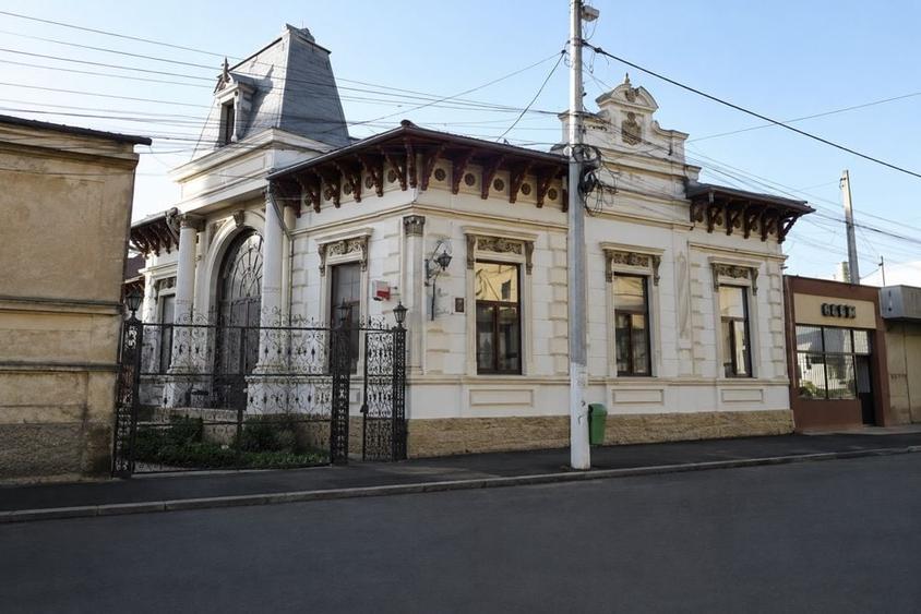 Casă cu 4 camere în Central