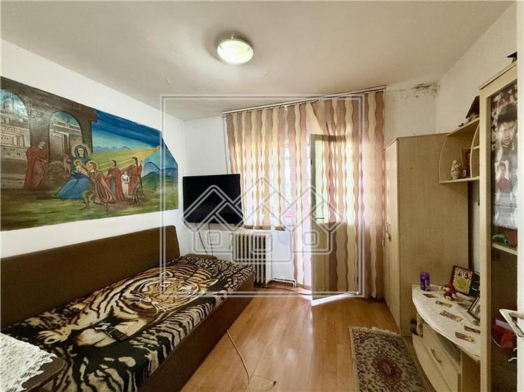 Apartament cu 3 camere decomandat în Vasile Aaron