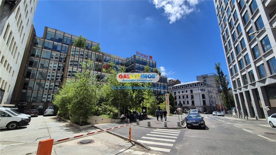 Apartament cu 5 camere decomandat, mobilat în Calea Victoriei