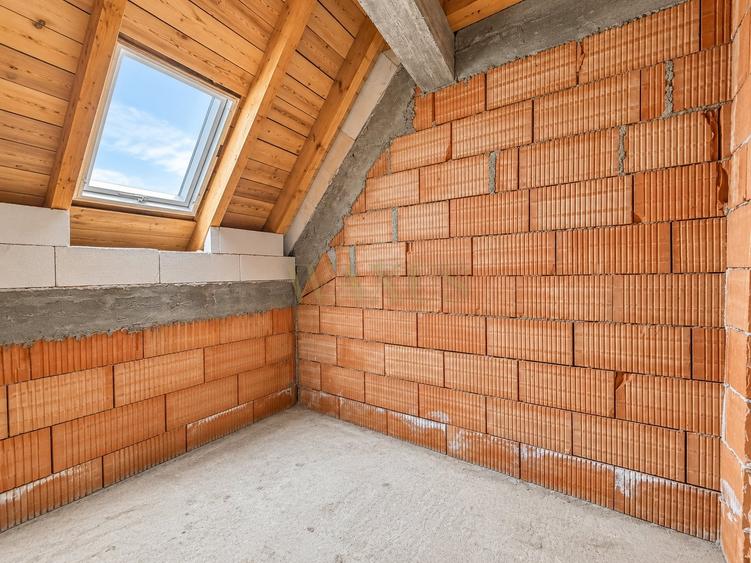 Apartament cu 4 camere semidecomandat în Mărăști