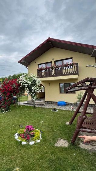 Casă cu 4 camere în Ștefănești