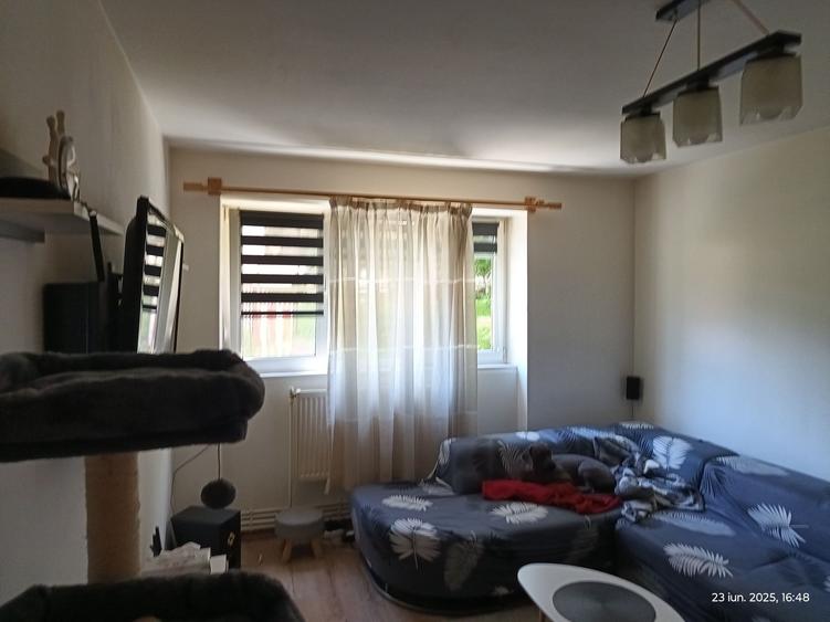 Apartament cu 3 camere semidecomandat în Central