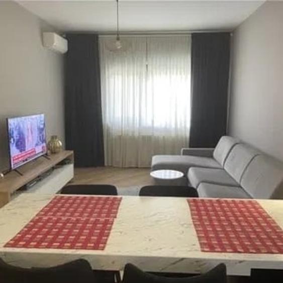Apartament cu 3 camere semidecomandat, mobilat în Pipera