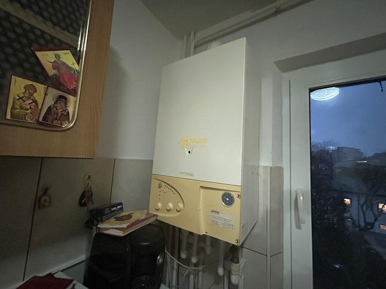 Apartament cu 3 camere semidecomandat în Păcurari